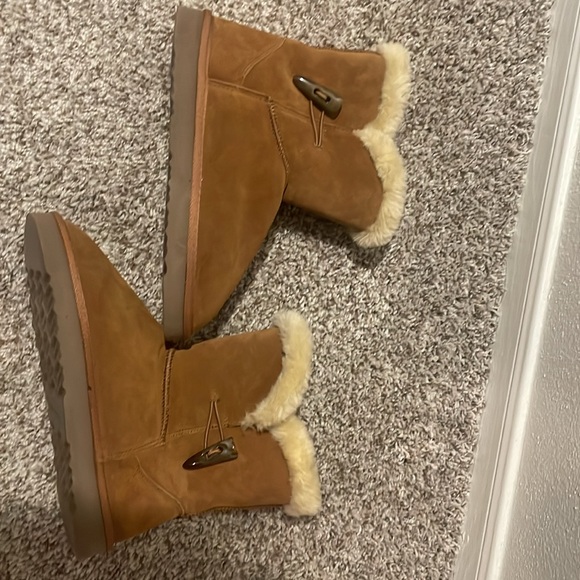 Cute fur lined booties with side button. Terracotta color. - Picture 2 of 6